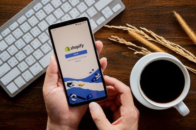 How Much Should a Store Owner Spend on Shopify Apps?